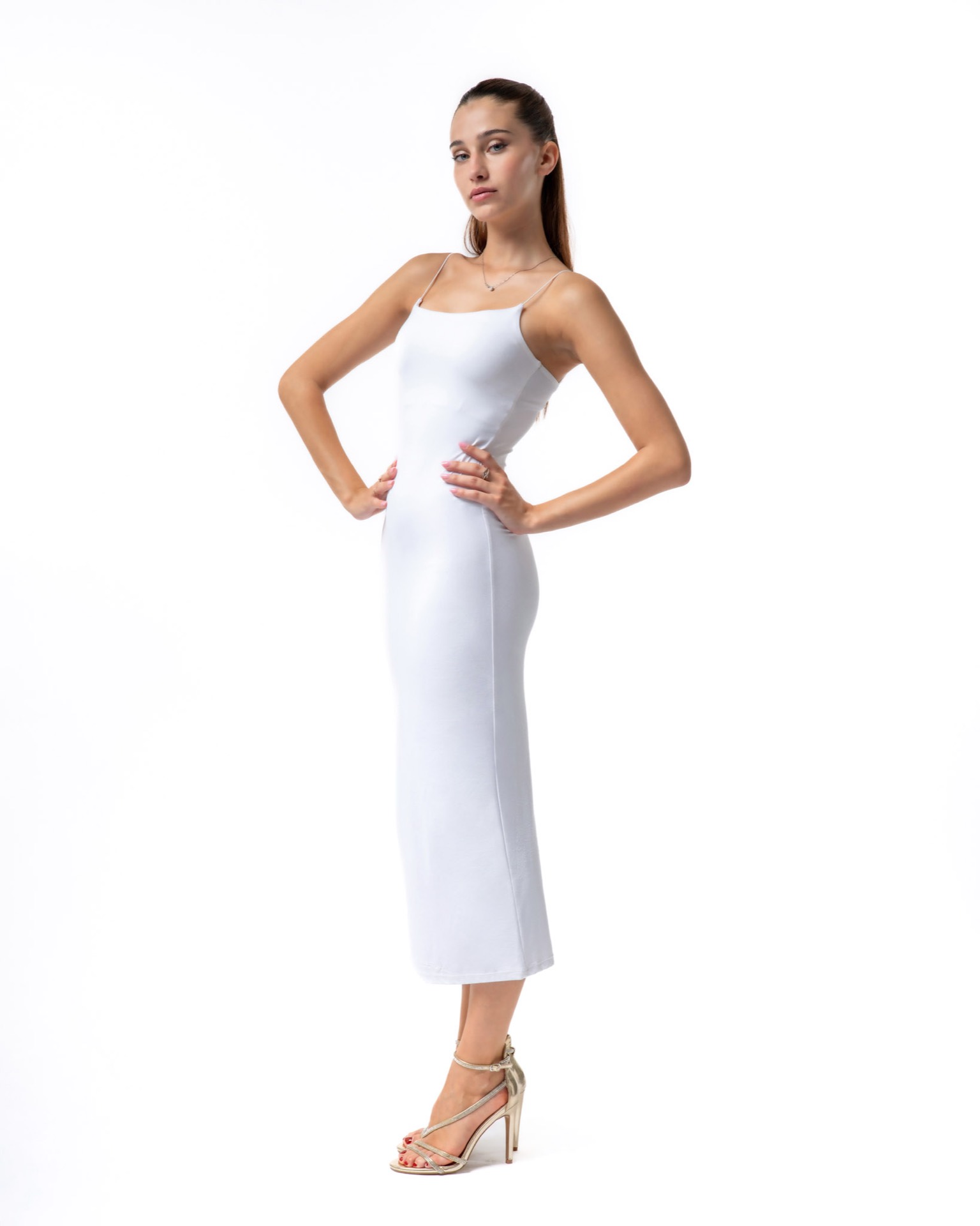 Modella in abito bianco in posa frontale