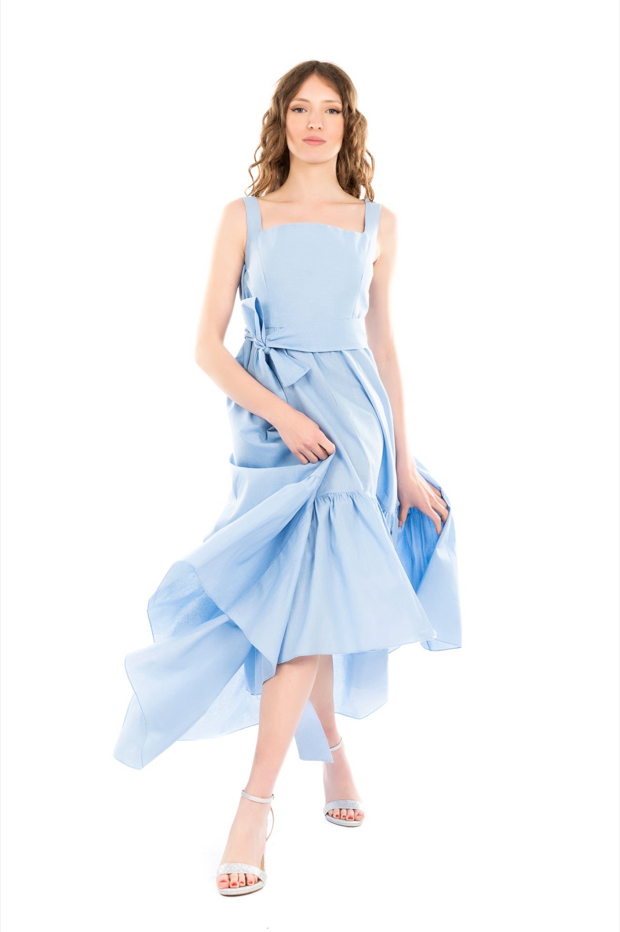 Modella in abito azzurro con gonna ampia