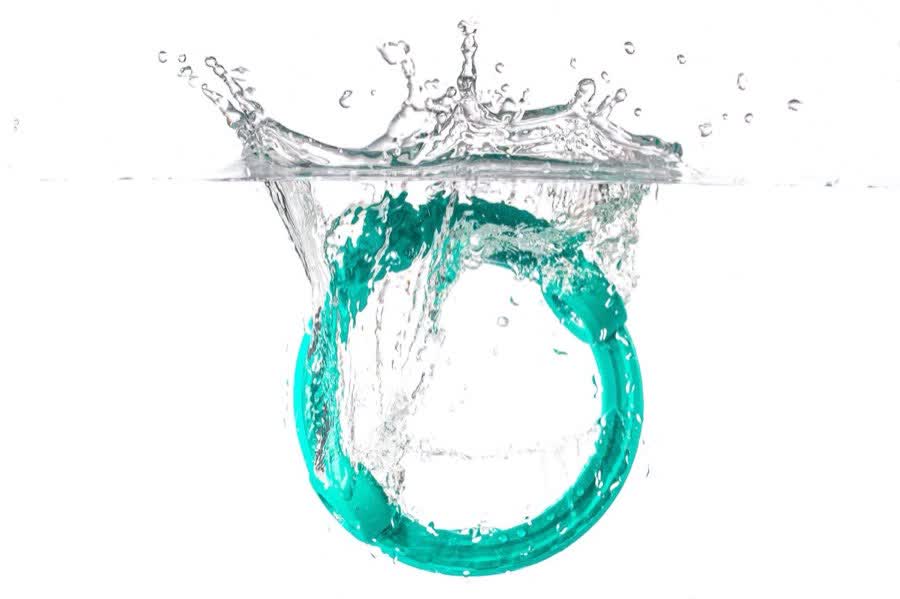 Gioiello circolare turchese immerso nell’acqua